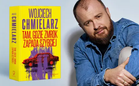 Wojciech Chmielarz obok swojej książki "Tam, gdzie zmrok zapada szybciej". Kolejność jego powieści warto poznać przed lekturą.