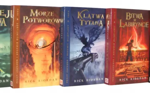 Kolekcja książek "Percy Jackson i bogowie olimpijscy" po kolei: "Złodziej pioruna", "Morze potworów", "Klątwa tytana", "Bitwa w labiryncie", "Ostatni olimpijczyk".