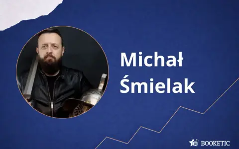 Michał Śmielak, autor książek, prezentuje się w zbroi. Kolejność jego publikacji czeka na odkrycie.