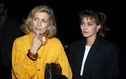 Elżbieta Czyżewska i Joanna Pacuła, dwie polskie aktorki, pozują do zdjęcia.