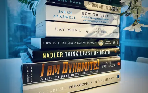 Stos najlepszych książek filozoficznych: "Hiking with Nietzsche", "How to Live", "Ludwig Wittgenstein", "How to Think Like a Roman Emperor", "Think Least of Death", "I Am Dynamite!", "Philosopher of the Heart".