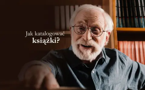 Uśmiechnięty starszy pan w okularach, otoczony regałami pełnymi książek, zastanawia się nad tym, jak katalogować książki.