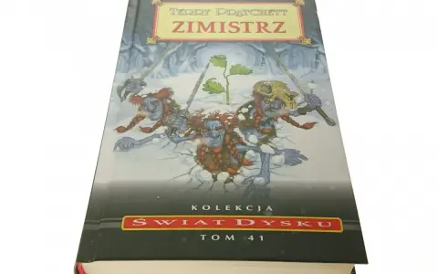 Okładka książki "Zimistrz" z serii "Świat Dysku" Tom 41. Trzy niebieskoskóre, brodate postaci z mieczami wychodzą ze śniegu.