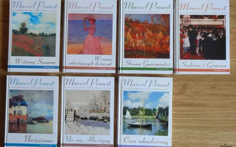 Książki francuskiego pisarza Marcela Prousta z cyklu "W poszukiwaniu straconego czasu". Widoczne tytuły: "W stronę Swanna", "W cieniu zakwitających dziewcząt", "Strona Guermantes", "Sodoma i Gomora", "Uwięziona", "Nie ma Albertyny", "Czas odnaleziony".
