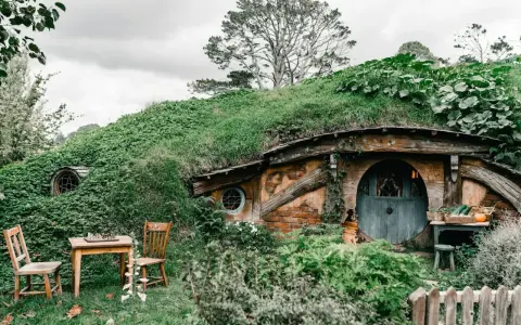 Domek hobbitów, idealne miejsce na rozpoczęcie przygody z "Władca Pierścieni kolejność czytania".