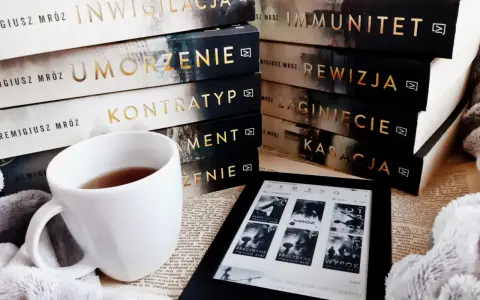 Mróz chyłka, kubek herbaty i stos książek Remigiusza Mróza. Idealny zestaw na chłodny dzień.