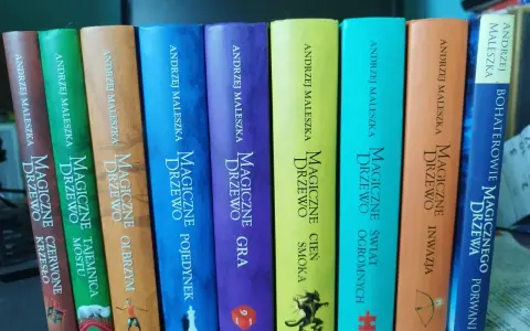 Kolekcja książek Andrzeja Maleszki z serii "Magiczne Drzewo" ułożona w kolejności: Czerwone Krzesło, Tajemnica Mostu, Olbrzym, Pojedynek, Gra, Cień Smoka, Świat Ogromnych, Inwazja, Bohaterowie Magicznego Drzewa.