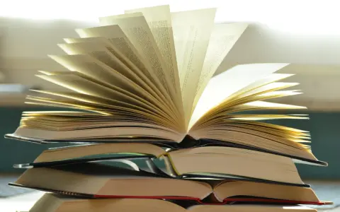 Stos otwartych książek, jakby opowiadał historię o tym, ile książek napisał Stephen King.