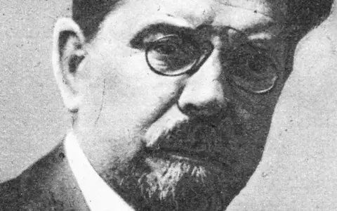 Portret Władysława Reymonta w okularach. Ciekawostki o jego życiu i twórczości mogą zaskoczyć.
