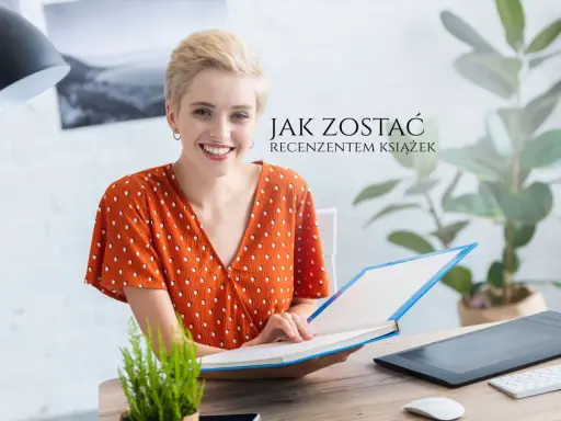 Uśmiechnięta kobieta z krótkimi blond włosami trzyma otwartą książkę. Tekst "Jak zostać recenzentem książek" sugeruje jej przyszłą pracę.