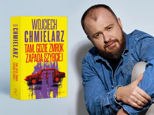 Wojciech Chmielarz obok swojej książki "Tam, gdzie zmrok zapada szybciej". Kolejność jego powieści warto poznać przed lekturą.
