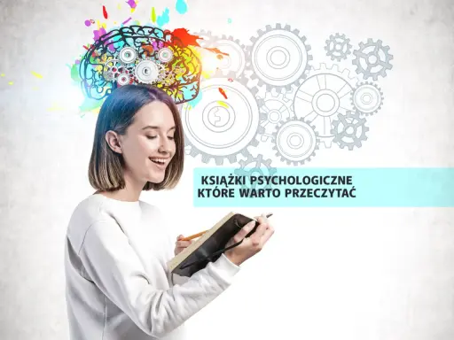 Uśmiechnięta młoda kobieta z notatnikiem i ołówkiem, nad nią kolorowy mózg z trybikami. Inspiracja do odkrywania książek psychologicznych, które warto przeczytać.