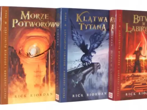 Kolekcja książek "Percy Jackson i bogowie olimpijscy" po kolei: "Złodziej pioruna", "Morze potworów", "Klątwa tytana", "Bitwa w labiryncie", "Ostatni olimpijczyk".