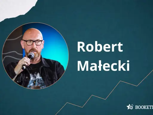Robert Małecki, autor poradników o kolejności czytania, w okrągłym kadrze.