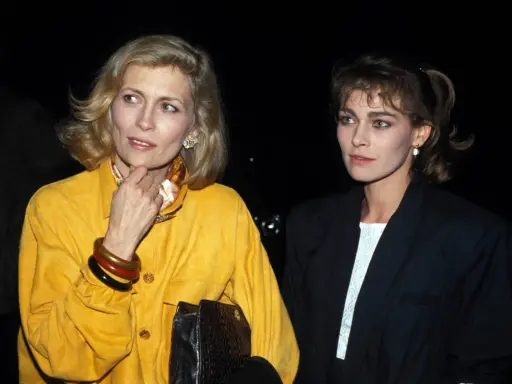 Elżbieta Czyżewska i Joanna Pacuła, dwie polskie aktorki, pozują do zdjęcia.