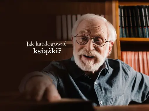 Uśmiechnięty starszy pan w okularach, otoczony regałami pełnymi książek, zastanawia się nad tym, jak katalogować książki.