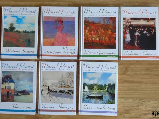 Książki francuskiego pisarza Marcela Prousta z cyklu "W poszukiwaniu straconego czasu". Widoczne tytuły: "W stronę Swanna", "W cieniu zakwitających dziewcząt", "Strona Guermantes", "Sodoma i Gomora", "Uwięziona", "Nie ma Albertyny", "Czas odnaleziony".