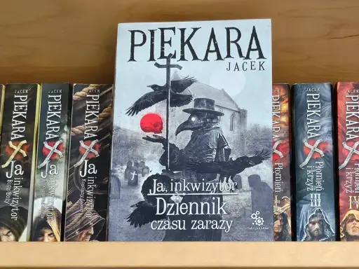 Książka "Ja, inkwizytor Dziennik czasu zarazy" Jacka Piekary na półce. Obok inne tomy serii.