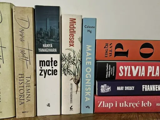 Książki, które zmieniają życie: "Szczygieł", "Tajemna historia", "Małe ogniska", "Frankenstein" i inne.