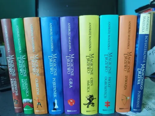 Kolekcja książek Andrzeja Maleszki z serii "Magiczne Drzewo" ułożona w kolejności: Czerwone Krzesło, Tajemnica Mostu, Olbrzym, Pojedynek, Gra, Cień Smoka, Świat Ogromnych, Inwazja, Bohaterowie Magicznego Drzewa.