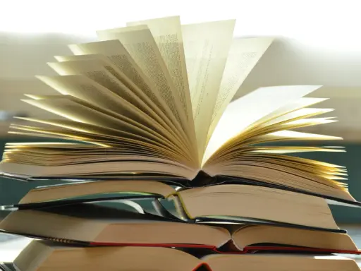 Stos otwartych książek, jakby opowiadał historię o tym, ile książek napisał Stephen King.