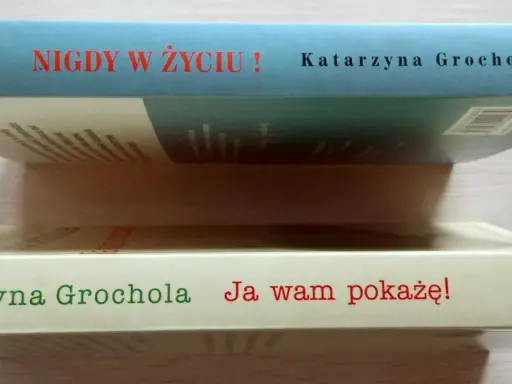 Dwie książki Katarzyny Grocholi: "Nigdy w życiu!" i "Ja wam pokażę!", ułożone chronologicznie.