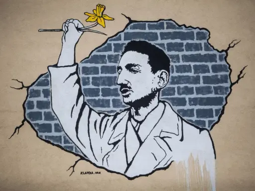 Mural przedstawia mężczyznę z żółtym kwiatem, który przebija się przez ceglaną ścianę. Jakby chciał zdążyć przed panem bogiem, by wręczyć mu ten symbol nadziei.