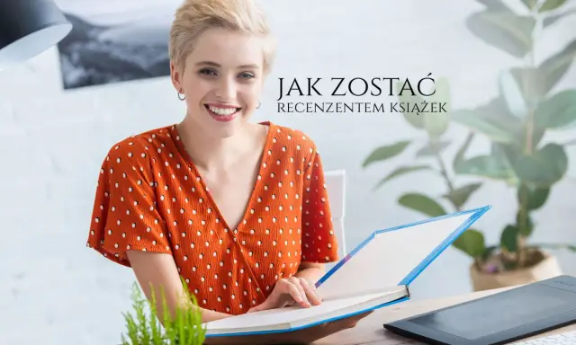 Uśmiechnięta kobieta z krótkimi blond włosami trzyma otwartą książkę. Tekst "Jak zostać recenzentem książek" sugeruje jej przyszłą pracę.