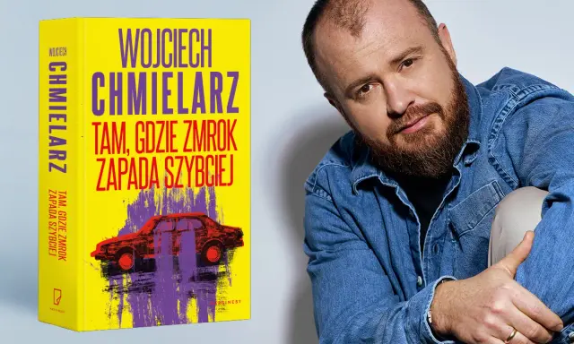 Wojciech Chmielarz obok swojej książki "Tam, gdzie zmrok zapada szybciej". Kolejność jego powieści warto poznać przed lekturą.
