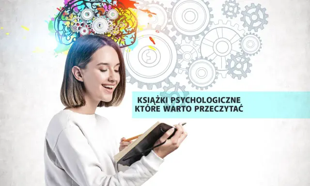 Uśmiechnięta młoda kobieta z notatnikiem i ołówkiem, nad nią kolorowy mózg z trybikami. Inspiracja do odkrywania książek psychologicznych, które warto przeczytać.