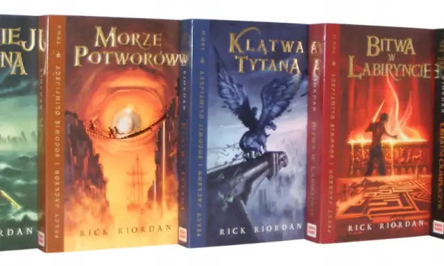 Kolekcja książek "Percy Jackson i bogowie olimpijscy" po kolei: "Złodziej pioruna", "Morze potworów", "Klątwa tytana", "Bitwa w labiryncie", "Ostatni olimpijczyk".