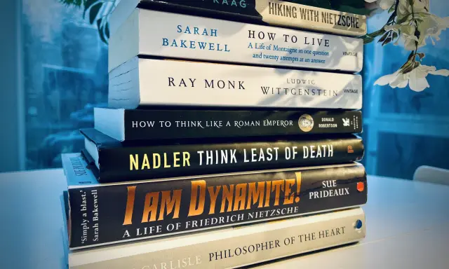 Stos najlepszych książek filozoficznych: "Hiking with Nietzsche", "How to Live", "Ludwig Wittgenstein", "How to Think Like a Roman Emperor", "Think Least of Death", "I Am Dynamite!", "Philosopher of the Heart".