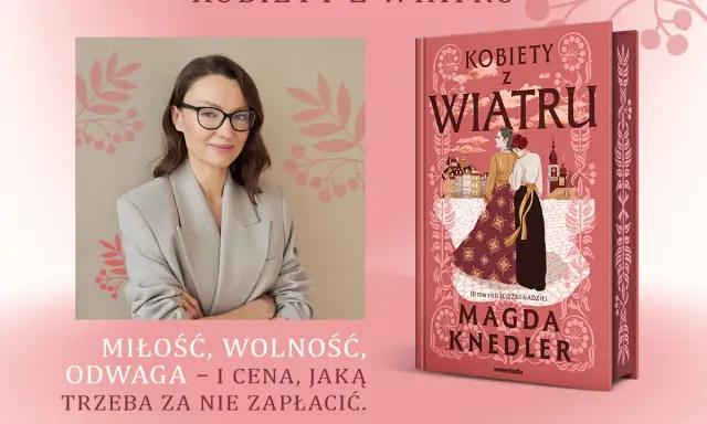 Magda Knedler, autorka "Kobiet z wiatru", w okularach i szarym żakiecie, obok okładki swojej książki.