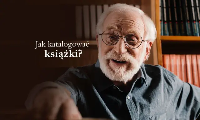 Uśmiechnięty starszy pan w okularach, otoczony regałami pełnymi książek, zastanawia się nad tym, jak katalogować książki.