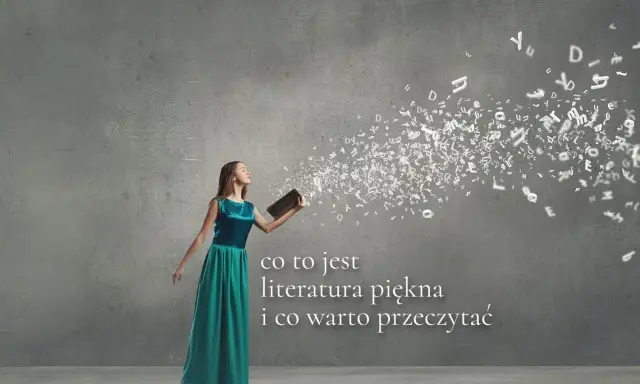 Dziewczyna w sukni wypuszcza z książki litery, które unoszą się w powietrzu. Odkryj cechy literatury pięknej i to, co warto przeczytać.