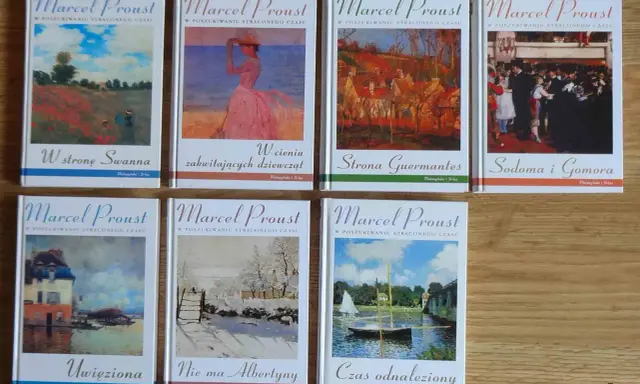 Książki francuskiego pisarza Marcela Prousta z cyklu "W poszukiwaniu straconego czasu". Widoczne tytuły: "W stronę Swanna", "W cieniu zakwitających dziewcząt", "Strona Guermantes", "Sodoma i Gomora", "Uwięziona", "Nie ma Albertyny", "Czas odnaleziony".