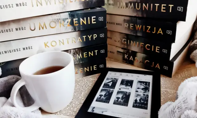 Mróz chyłka, kubek herbaty i stos książek Remigiusza Mróza. Idealny zestaw na chłodny dzień.