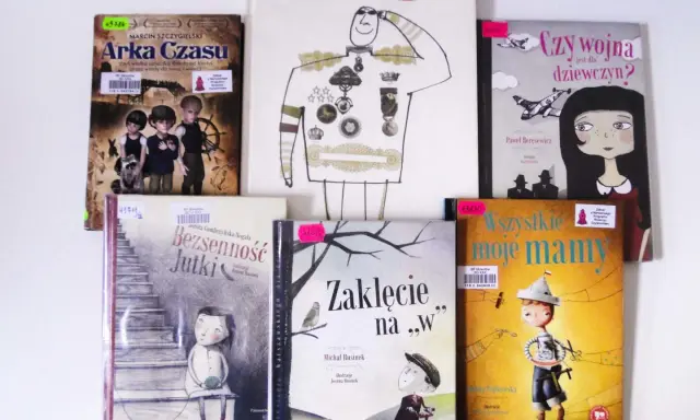 Książki dla dzieci o tematyce wojennej: "Arka Czasu", "Wróg", "Czy wojna jest dla dziewczyn?", "Zaklęcie na 'w'", "Wszystkie moje mamy" i inne.