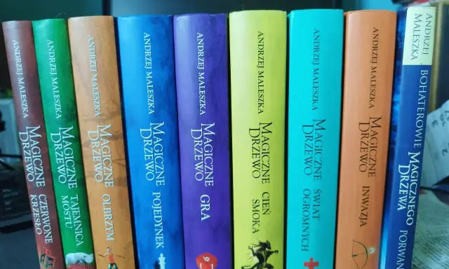 Kolekcja książek Andrzeja Maleszki z serii "Magiczne Drzewo" ułożona w kolejności: Czerwone Krzesło, Tajemnica Mostu, Olbrzym, Pojedynek, Gra, Cień Smoka, Świat Ogromnych, Inwazja, Bohaterowie Magicznego Drzewa.