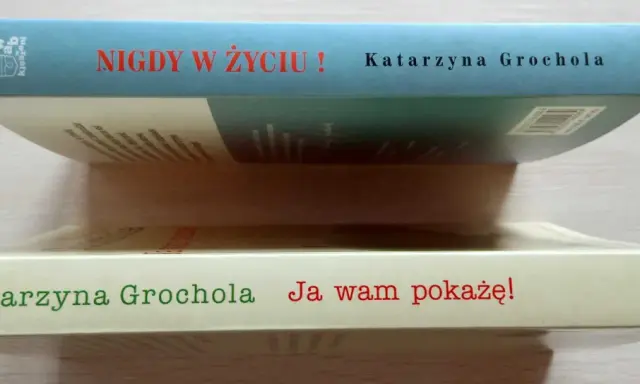 Dwie książki Katarzyny Grocholi: "Nigdy w życiu!" i "Ja wam pokażę!", ułożone chronologicznie.