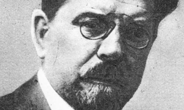 Portret Władysława Reymonta w okularach. Ciekawostki o jego życiu i twórczości mogą zaskoczyć.