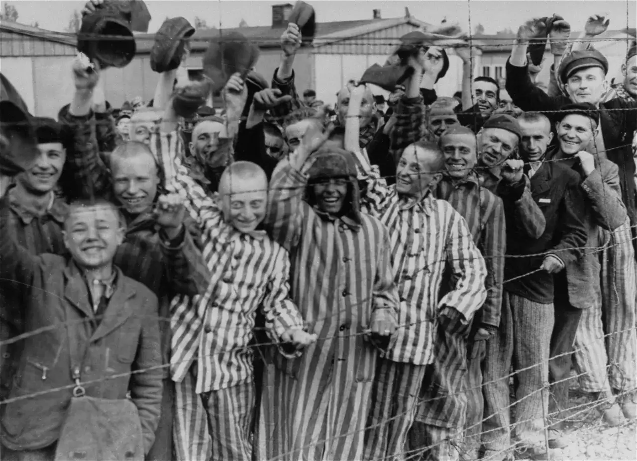Chłopcy w pasiakach, z uśmiechami na twarzach, machają czapkami. Dzień na Harmenzach streszczenie: nadzieja w oczach.