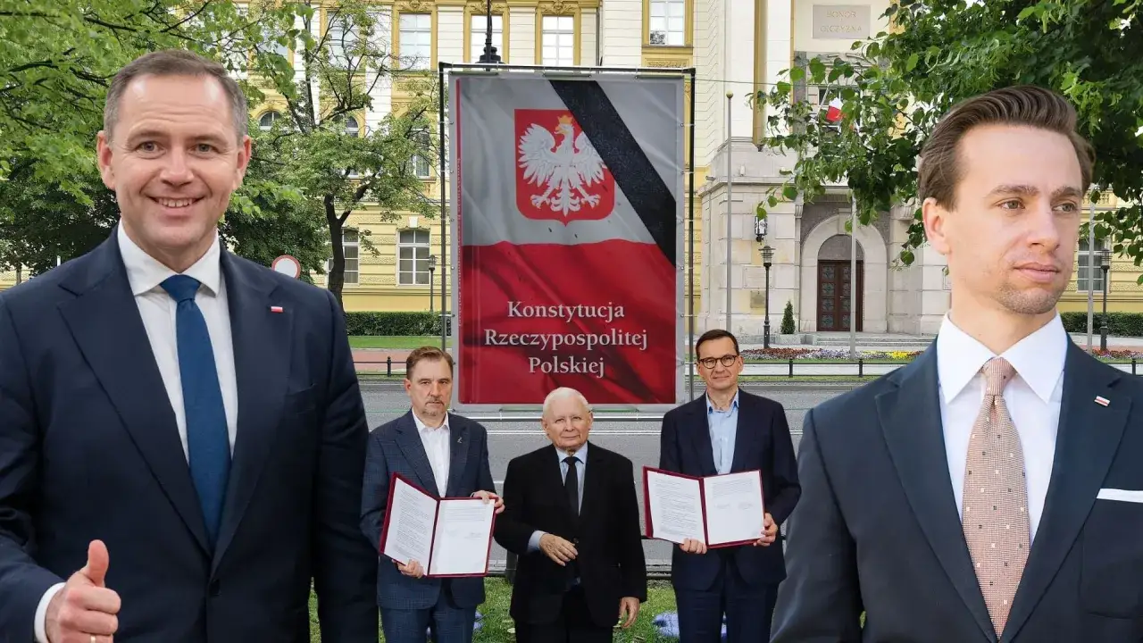 Politycy z dokumentami przed budynkiem, na którym wisi baner z godłem i napisem