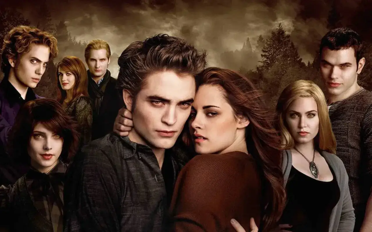 Postacie z sagi Zmierzch: Edward, Bella i ich rodzina wampir&oacute;w, z mrocznym lasem w tle.