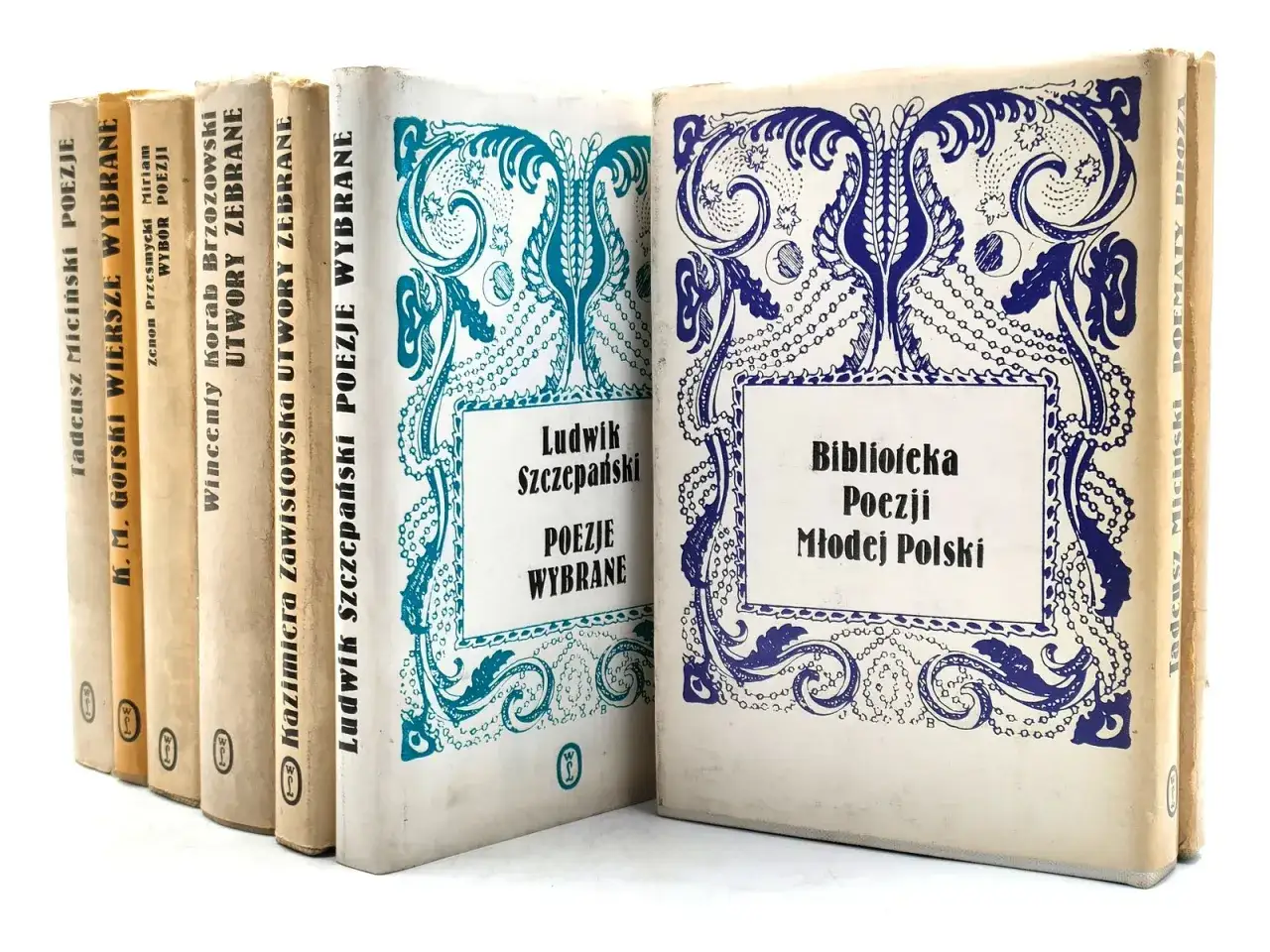 Kolekcja książek z najważniejszymi dziełami literatury polskiej, w tym poezje i utwory zebrane.
