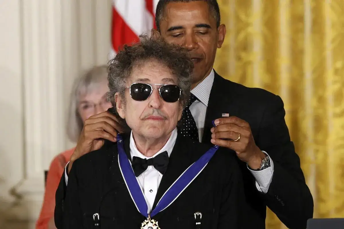 Barack Obama wręcza Bobowi Dylanowi medal, symbol uznania jego literackiego talentu, który przyniósł mu nagrodę Nobla.